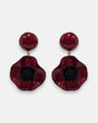 pareja de pendientes de amapola de Ciléa Paris con pétalos en color rojo borgoña brillante, centro negro texturizado y botón superior esférico a juego.