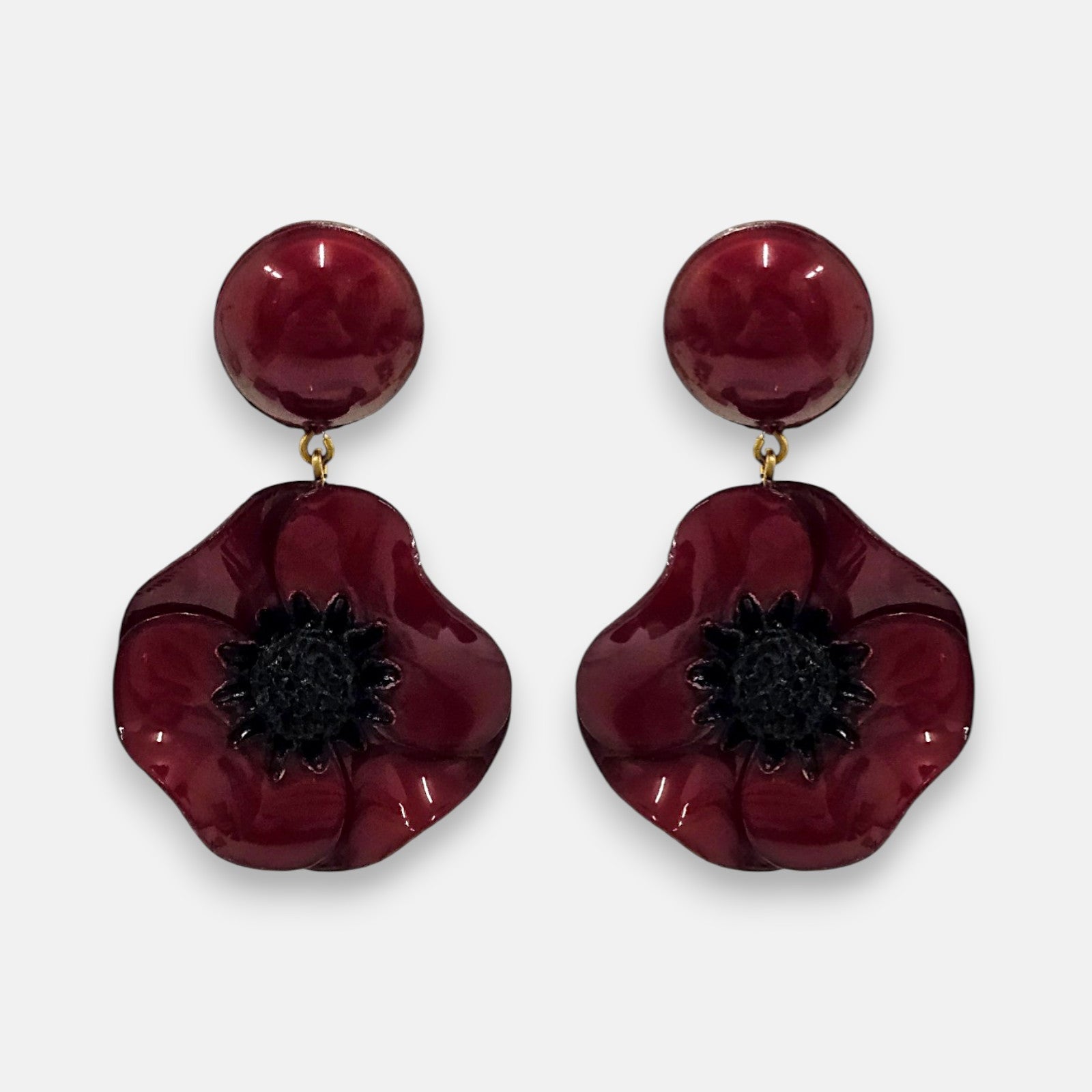 pareja de pendientes de amapola de Ciléa Paris con pétalos en color rojo borgoña brillante, centro negro texturizado y botón superior esférico a juego.