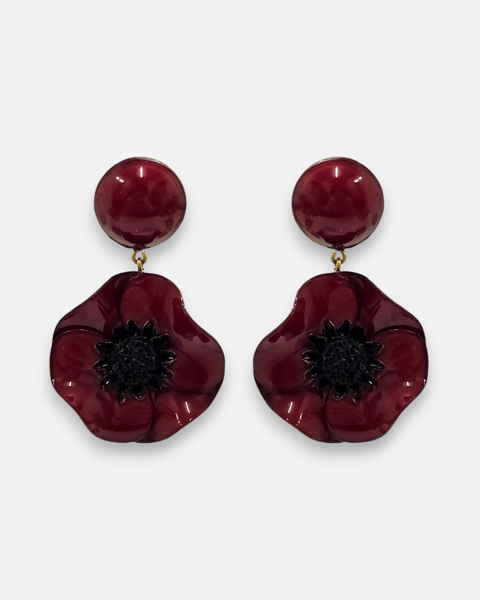 pareja de pendientes de amapola de Ciléa Paris con pétalos en color rojo borgoña brillante, centro negro texturizado y botón superior esférico a juego.