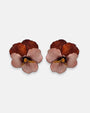 pareja de pendientes con forma de flor de pensamiento de Ciléa Paris, destacando sus pétalos superiores marrón caramelo y sus pétalos inferiores rosa claro.