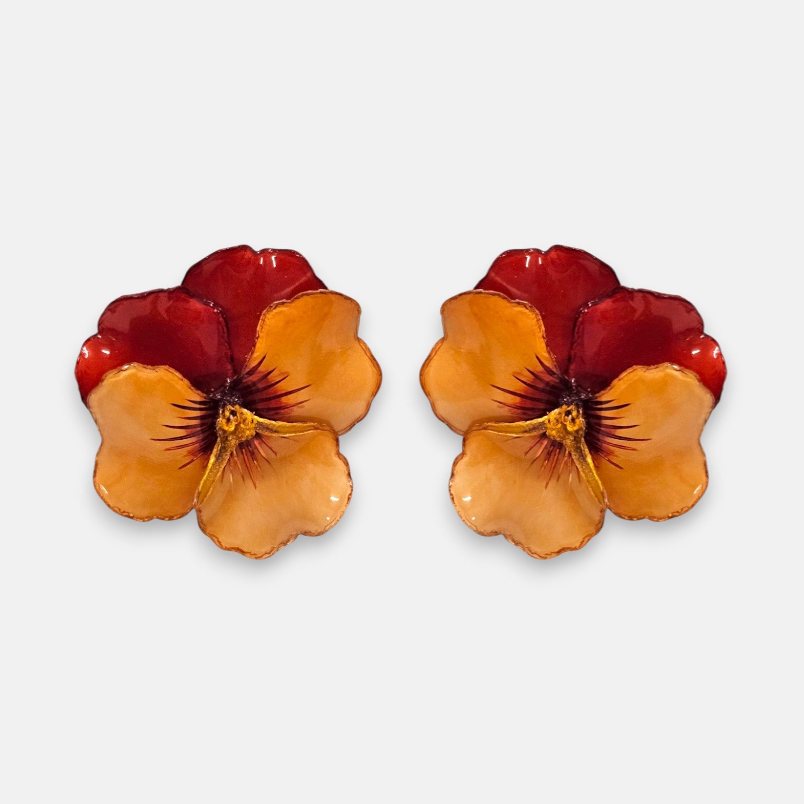 Pendientes Pensée Miel de Ciléa Paris, flor del pensamiento en resina Émaline tono miel dorado, vista frontal