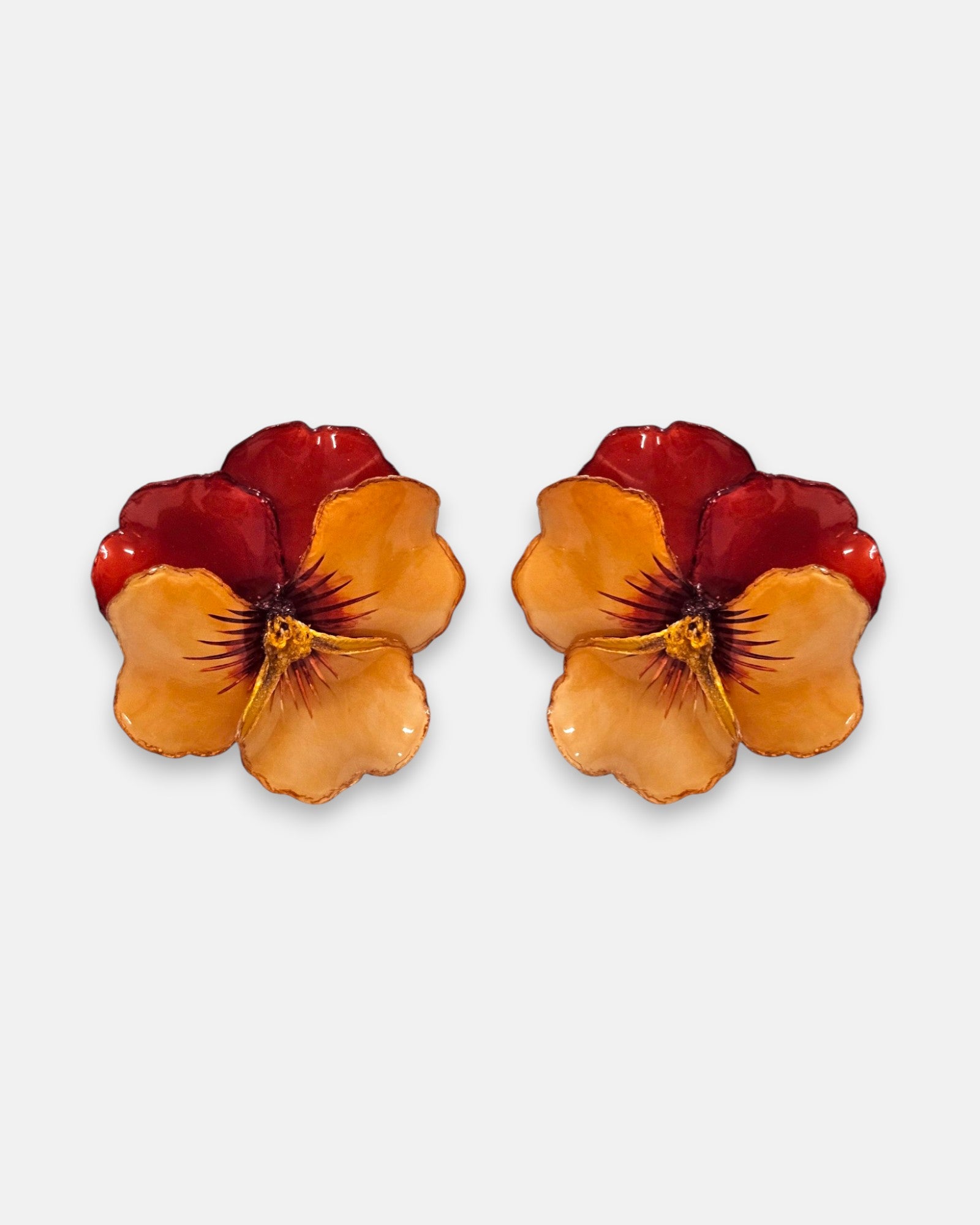 Pendientes Pensée Miel de Ciléa Paris, flor del pensamiento en resina Émaline tono miel dorado, vista frontal