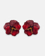 pareja de pendientes con forma de flor de pensamiento de Ciléa Paris, destacando sus pétalos superiores en color ciruela oscuro y sus pétalos inferiores en rojo brillante.