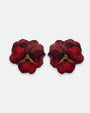 pareja de pendientes con forma de flor de pensamiento de Ciléa Paris, destacando sus pétalos superiores en color ciruela oscuro y sus pétalos inferiores en rojo brillante con acabado pulido.