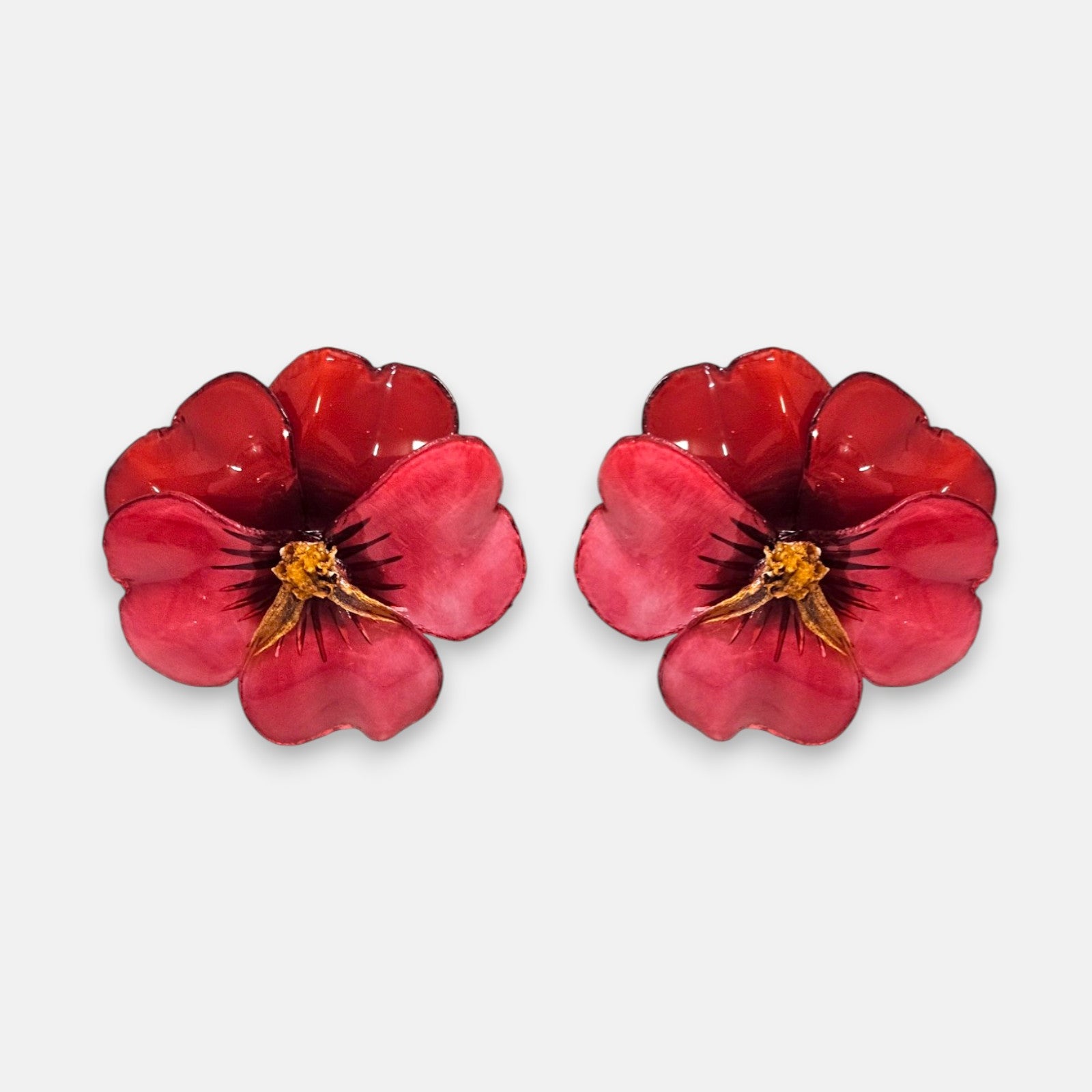 pareja de pendientes con forma de flor de pensamiento de Ciléa Paris, destacando sus pétalos superiores rojo oscuro y sus pétalos inferiores en color fucsia o rosa intenso brillante.