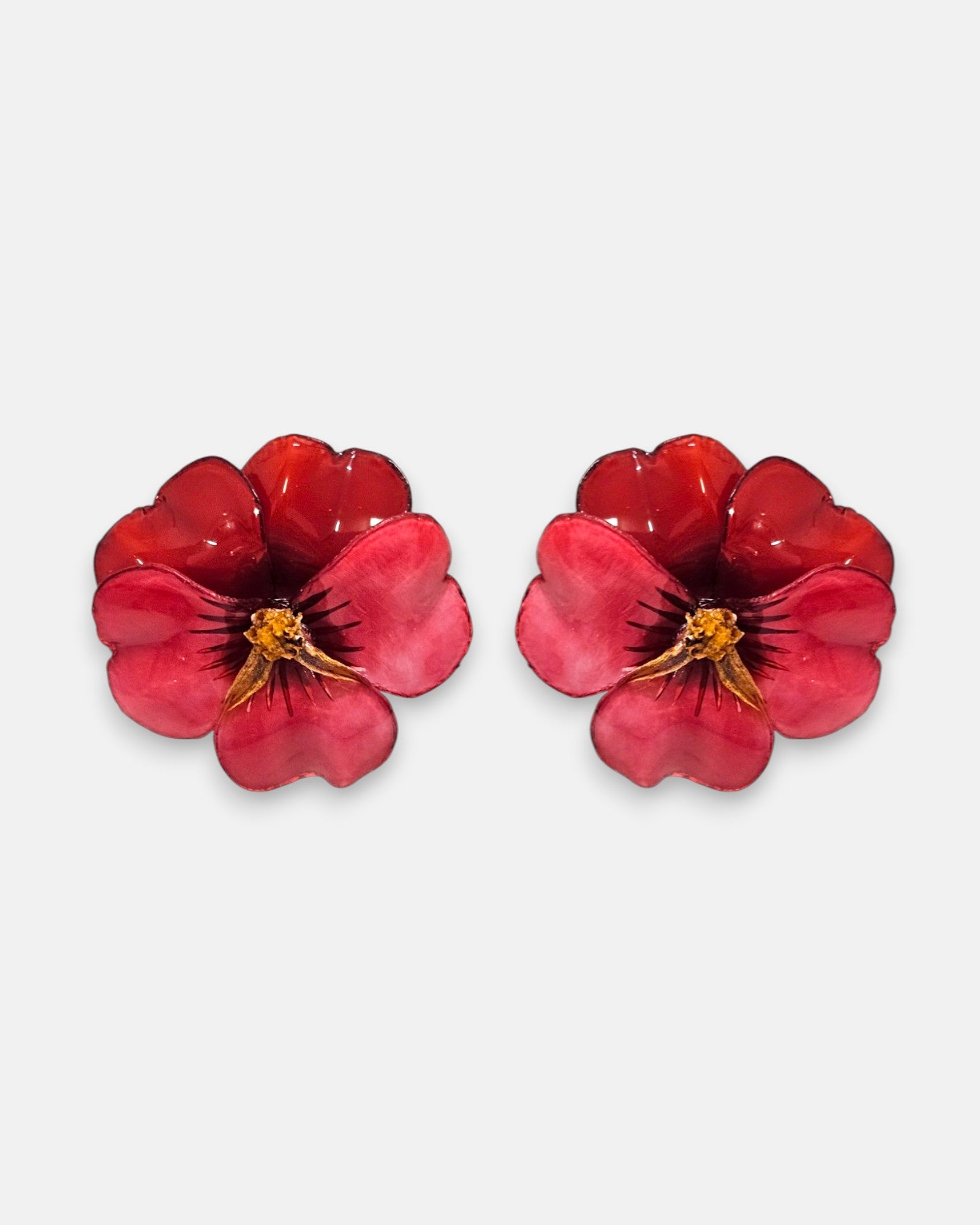 pareja de pendientes con forma de flor de pensamiento de Ciléa Paris, destacando sus pétalos superiores rojo oscuro y sus pétalos inferiores en color fucsia o rosa intenso brillante.