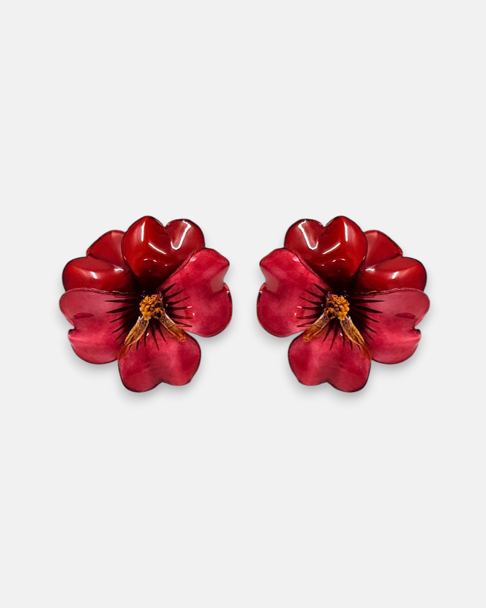pareja de pendientes con forma de flor de pensamiento de Ciléa Paris, destacando sus pétalos superiores rojo oscuro y sus pétalos inferiores en color fucsia o rosa intenso brillante.