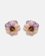 pareja de pendientes con forma de flor de pensamiento de Ciléa Paris, destacando sus pétalos superiores de color malva claro y sus pétalos inferiores en tono crema brillante.