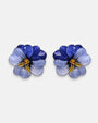 pareja de pendientes con forma de flor de pensamiento de Ciléa Paris, destacando sus pétalos superiores azul índigo oscuro y sus pétalos inferiores en color azul lavanda claro brillante.