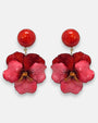 pareja de pendientes colgantes maxi con forma de flor de pensamiento de Ciléa Paris, destacando sus pétalos superiores en color rojo carmín profundo, pétalos inferiores fucsia brillante y un gran botón superior esférico a juego.