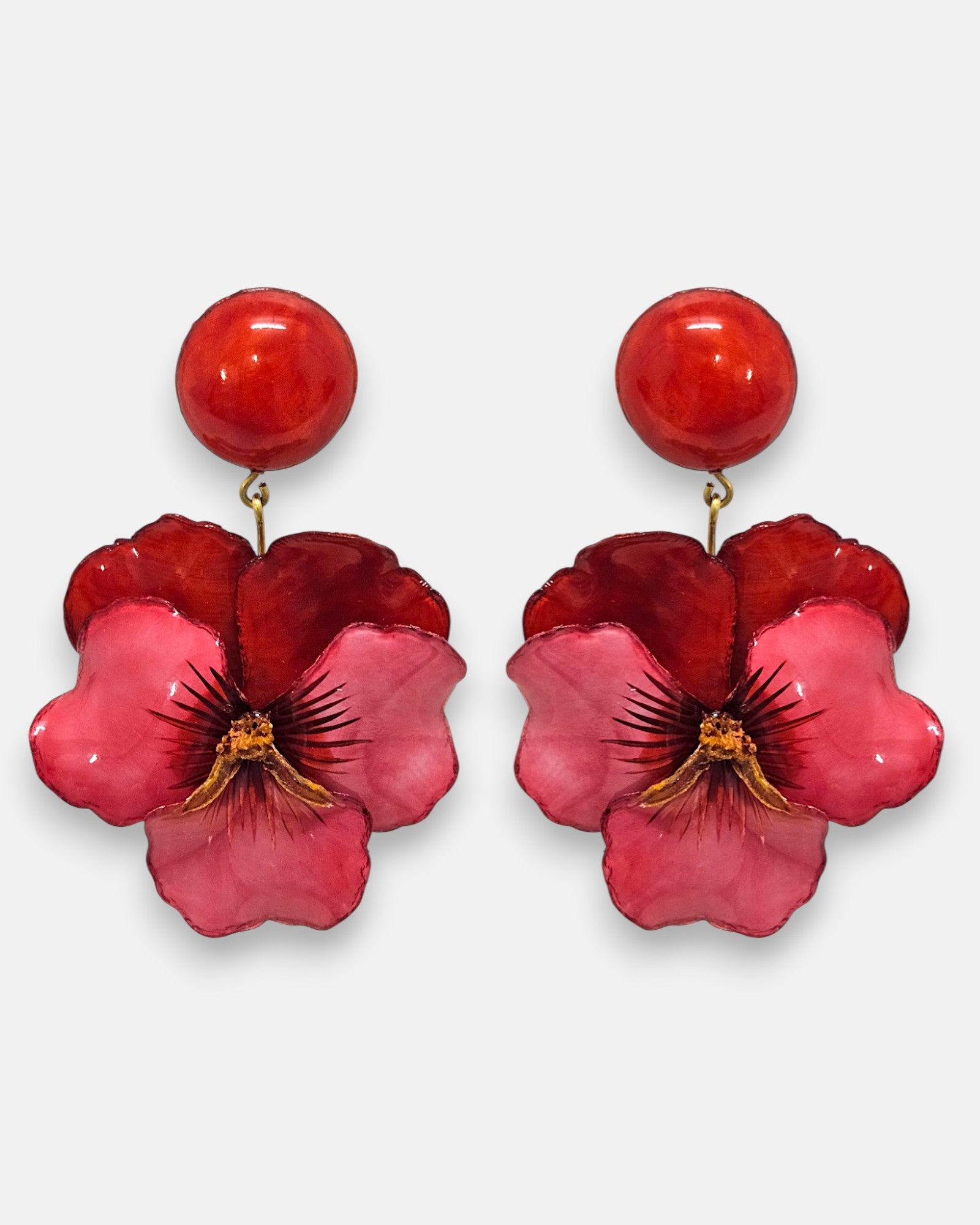 pareja de pendientes colgantes maxi con forma de flor de pensamiento de Ciléa Paris, destacando sus pétalos superiores en color rojo carmín profundo, pétalos inferiores fucsia brillante y un gran botón superior esférico a juego.