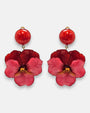 pareja de pendientes colgantes maxi con forma de flor de pensamiento de Ciléa Paris, destacando sus pétalos superiores en color rojo carmín profundo, pétalos inferiores fucsia brillante y un gran botón superior esférico a juego.