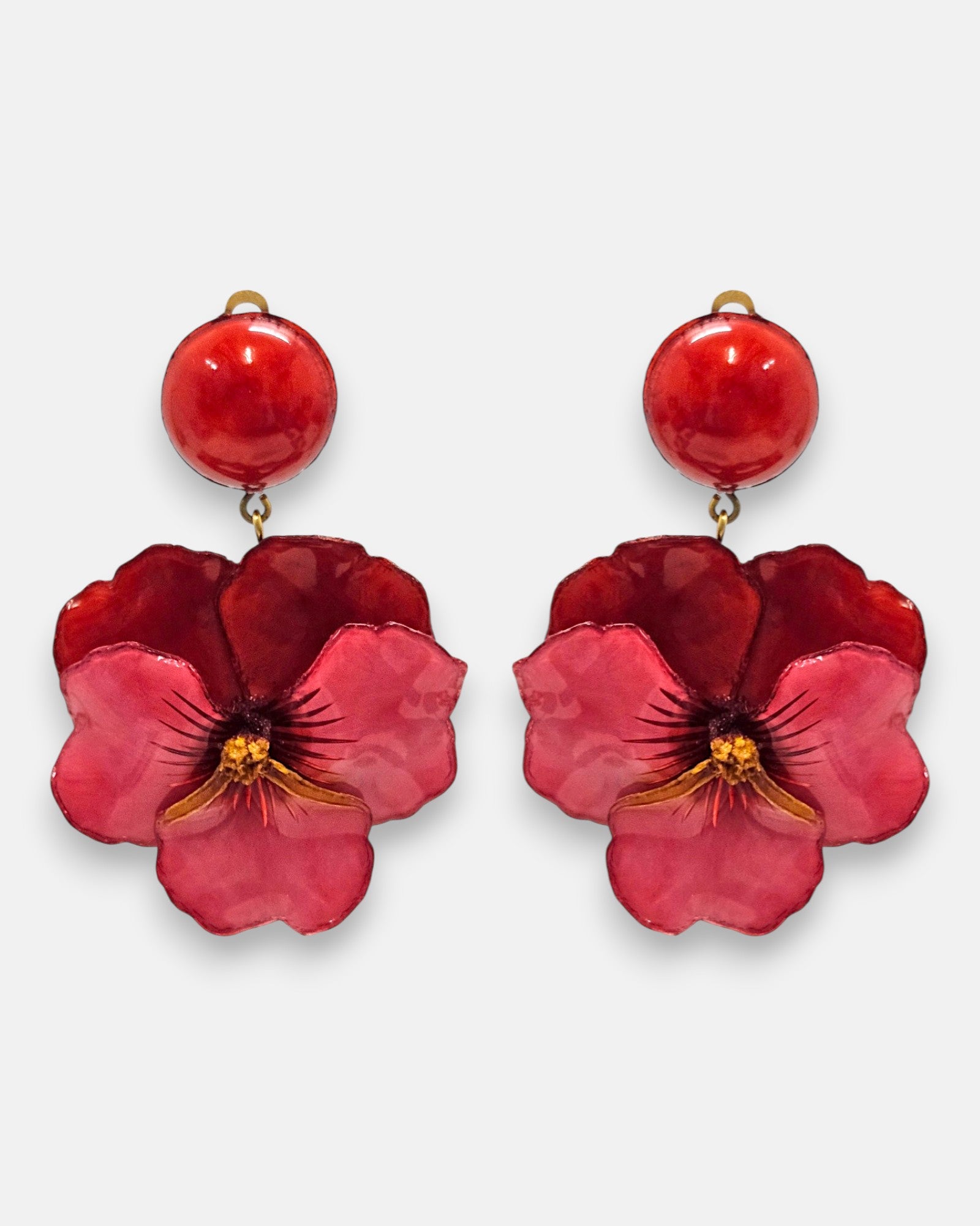 pareja de pendientes colgantes maxi con forma de flor de pensamiento de Ciléa Paris, destacando sus pétalos superiores en color rojo carmín profundo, pétalos inferiores fucsia brillante y un gran botón superior esférico a juego.