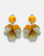 pareja de pendientes colgantes maxi con forma de flor de pensamiento de Ciléa Paris, destacando sus pétalos superiores en color ocre ámbar, pétalos inferiores verde menta suave y un gran botón superior esférico amarillo a juego.