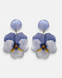 pareja de pendientes colgantes maxi con forma de flor de pensamiento de Ciléa Paris, destacando sus pétalos superiores en color violeta translúcido, pétalos inferiores en azul lavanda claro y un gran botón superior esférico a juego.