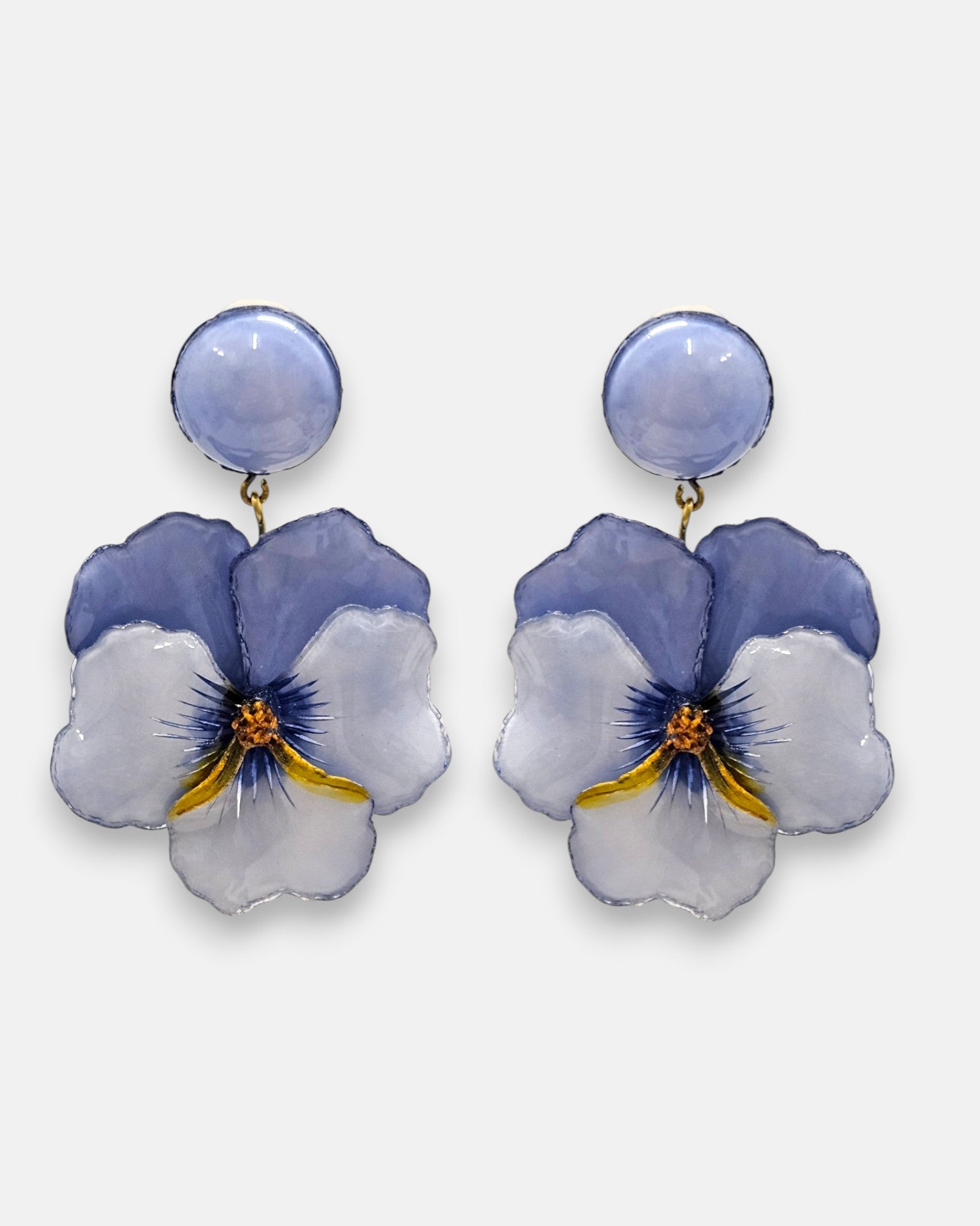 pareja de pendientes colgantes maxi con forma de flor de pensamiento de Ciléa Paris, destacando sus pétalos superiores en color violeta translúcido, pétalos inferiores en azul lavanda claro y un gran botón superior esférico a juego.