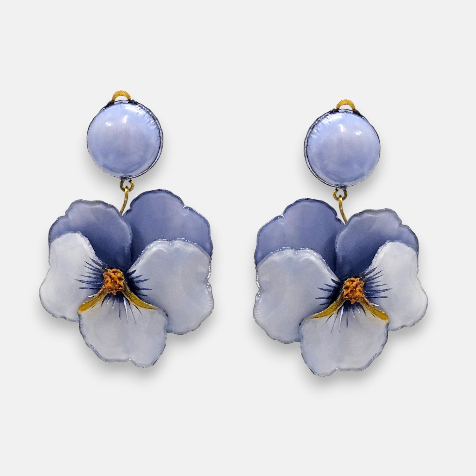 pareja de pendientes colgantes maxi con forma de flor de pensamiento de Ciléa Paris, destacando sus pétalos superiores en color violeta de acabado suave, pétalos inferiores en azul lavanda claro y un gran botón superior esférico de pinza a juego.