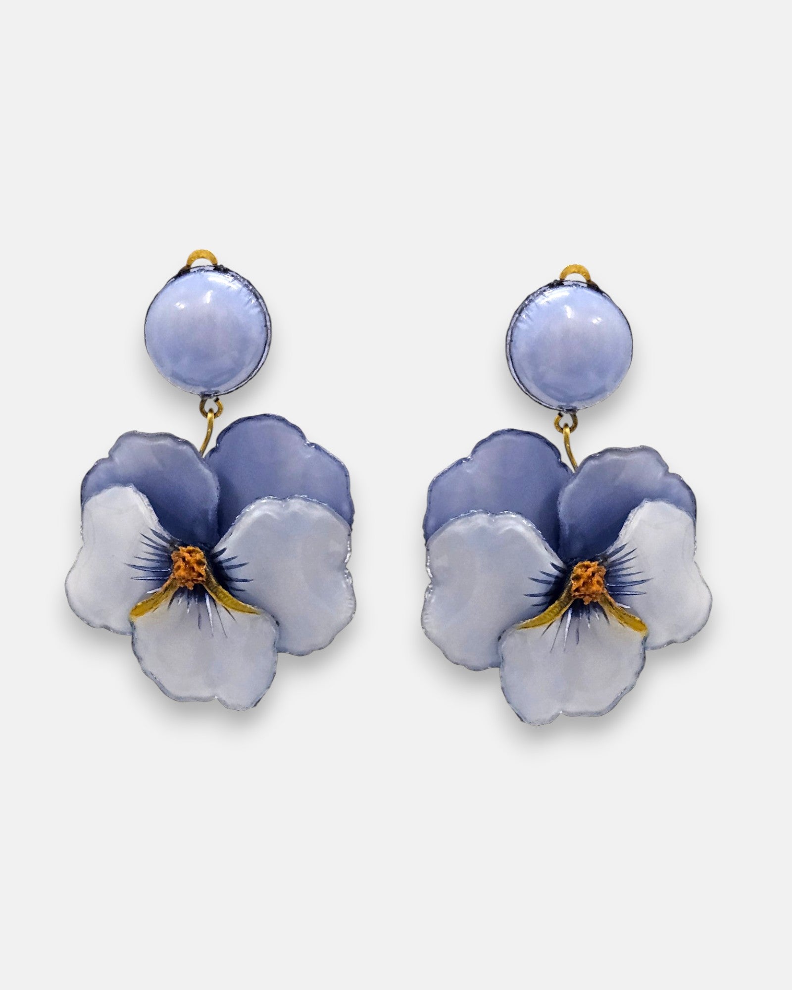 pareja de pendientes colgantes maxi con forma de flor de pensamiento de Ciléa Paris, destacando sus pétalos superiores en color violeta de acabado suave, pétalos inferiores en azul lavanda claro y un gran botón superior esférico de pinza a juego.