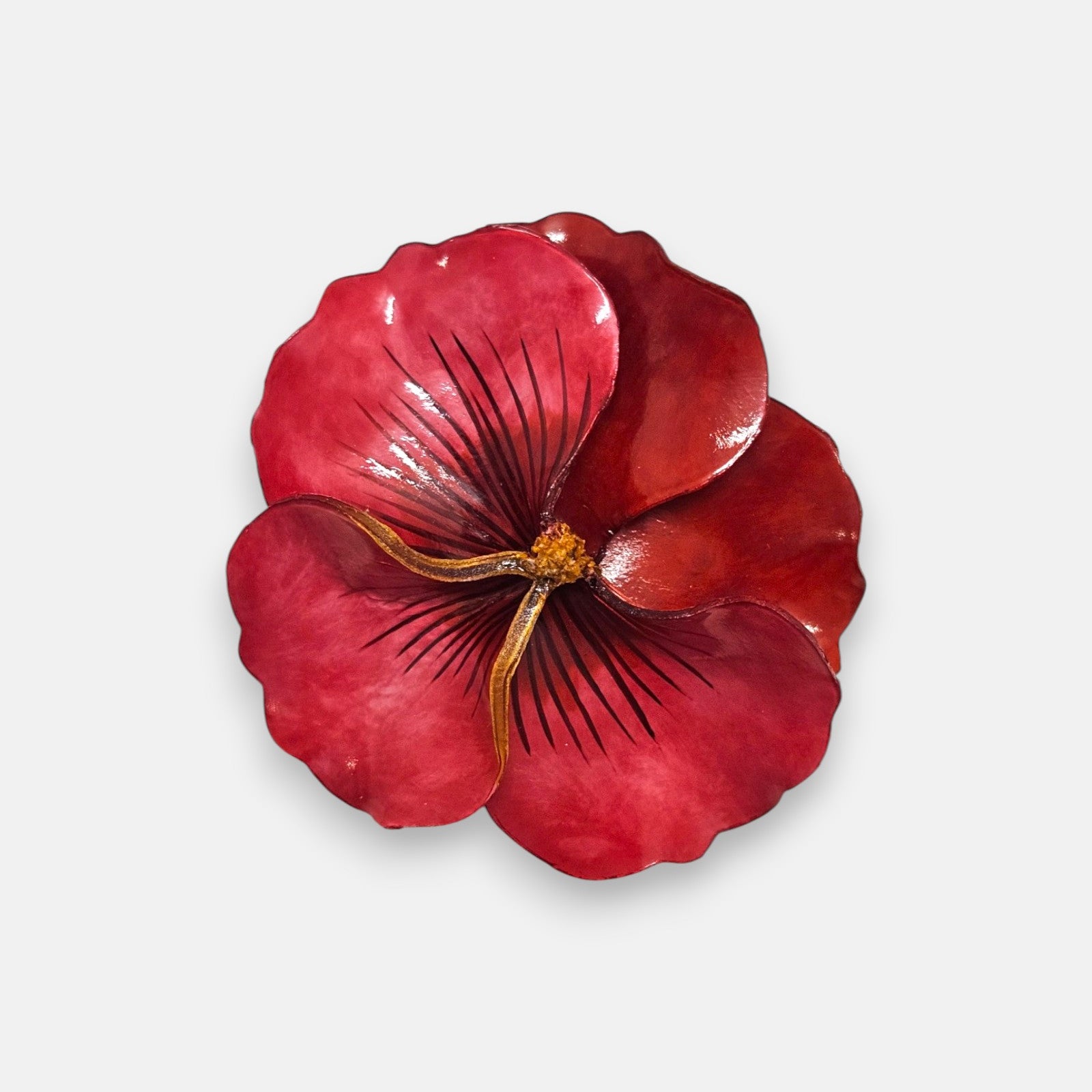 broche maxi de alta fantasía con forma de flor de pensamiento de Ciléa Paris, luciendo sus pétalos de resina moldeados a mano en tonos rojos, carmín y granates con un acabado brillante.