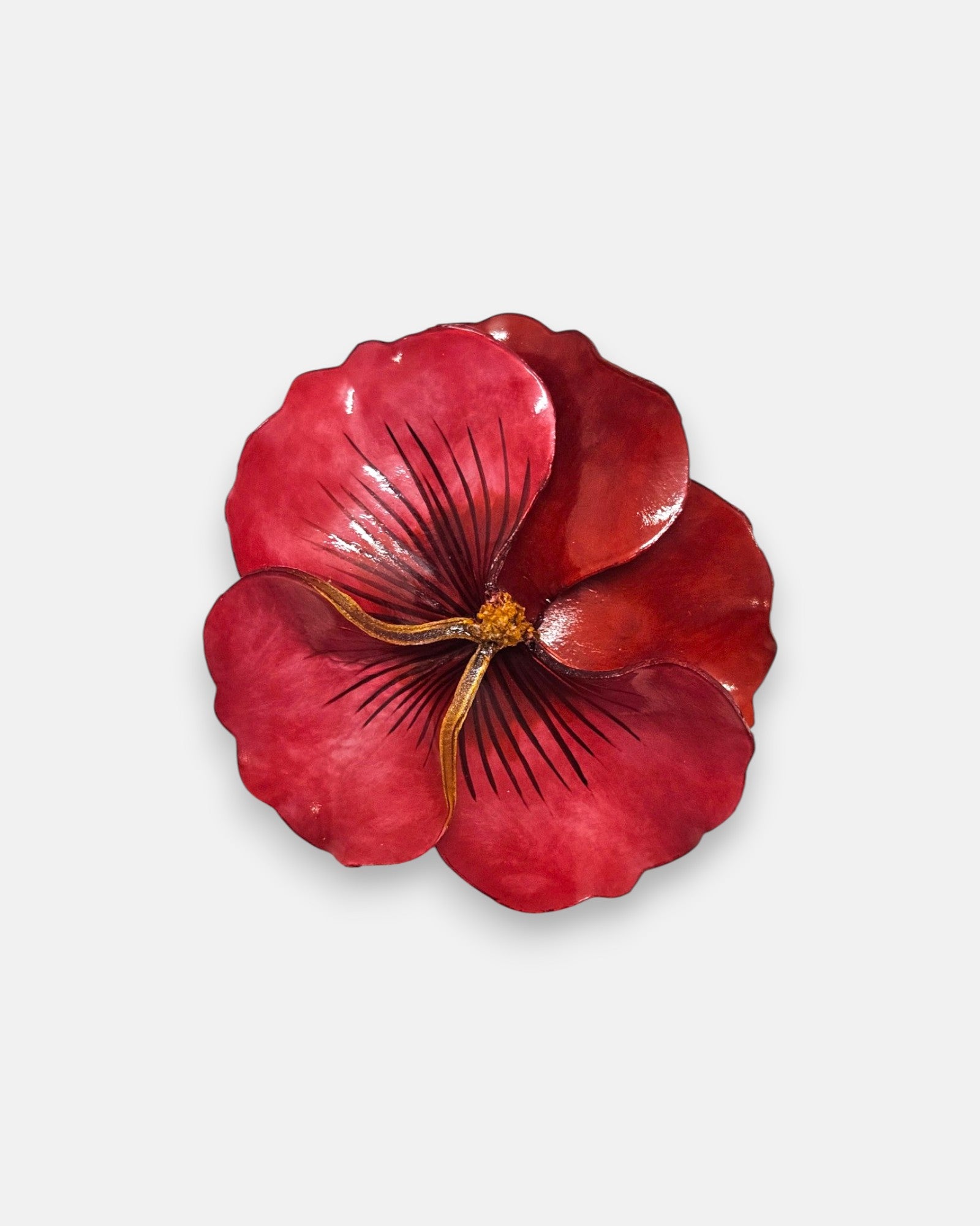 broche maxi de alta fantasía con forma de flor de pensamiento de Ciléa Paris, luciendo sus pétalos de resina moldeados a mano en tonos rojos, carmín y granates con un acabado brillante.