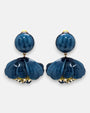 pareja de pendientes colgantes con silueta de flor de tulipán de Ciléa Paris, destacando sus pétalos de resina en color azul petróleo brillante, pistilos inferiores expuestos y un gran botón superior esférico de pinza coordinado.