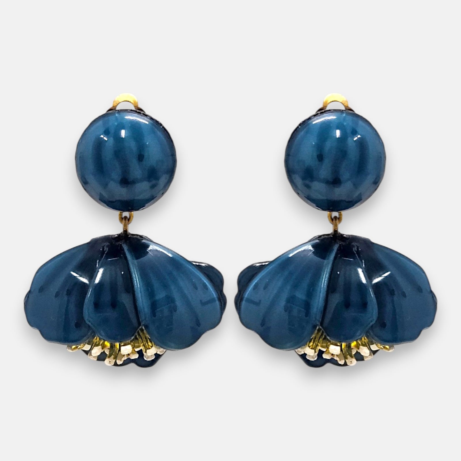 pareja de pendientes colgantes con silueta de flor de tulipán de Ciléa Paris, destacando sus pétalos de resina en color azul petróleo brillante, pistilos inferiores expuestos y un gran botón superior esférico de pinza coordinado.
