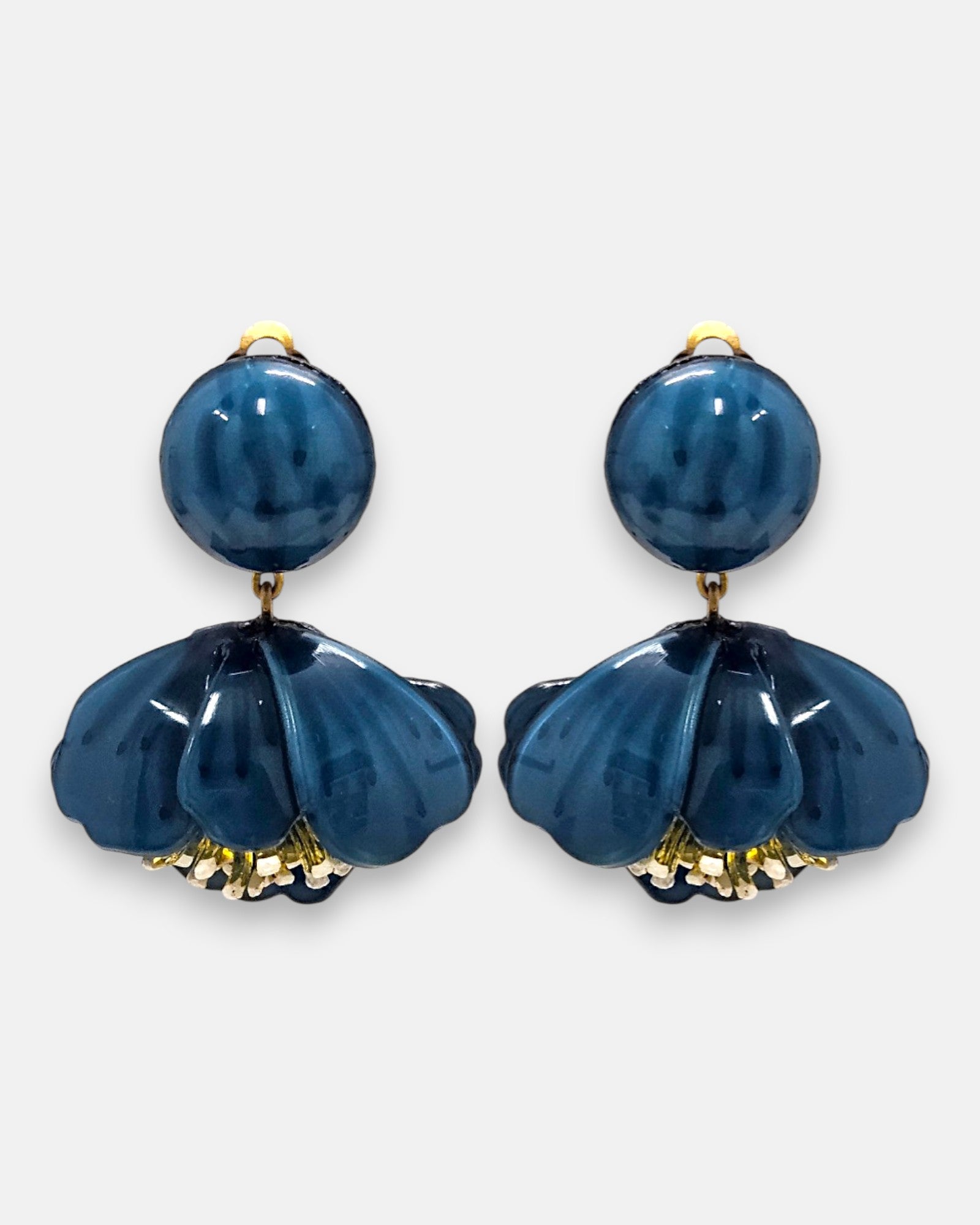 pareja de pendientes colgantes con silueta de flor de tulipán de Ciléa Paris, destacando sus pétalos de resina en color azul petróleo brillante, pistilos inferiores expuestos y un gran botón superior esférico de pinza coordinado.