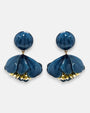 pareja de pendientes colgantes con silueta de flor de tulipán de Ciléa Paris, destacando sus pétalos de resina en color azul petróleo brillante, pistilos inferiores expuestos y un gran botón superior esférico de perno coordinado.