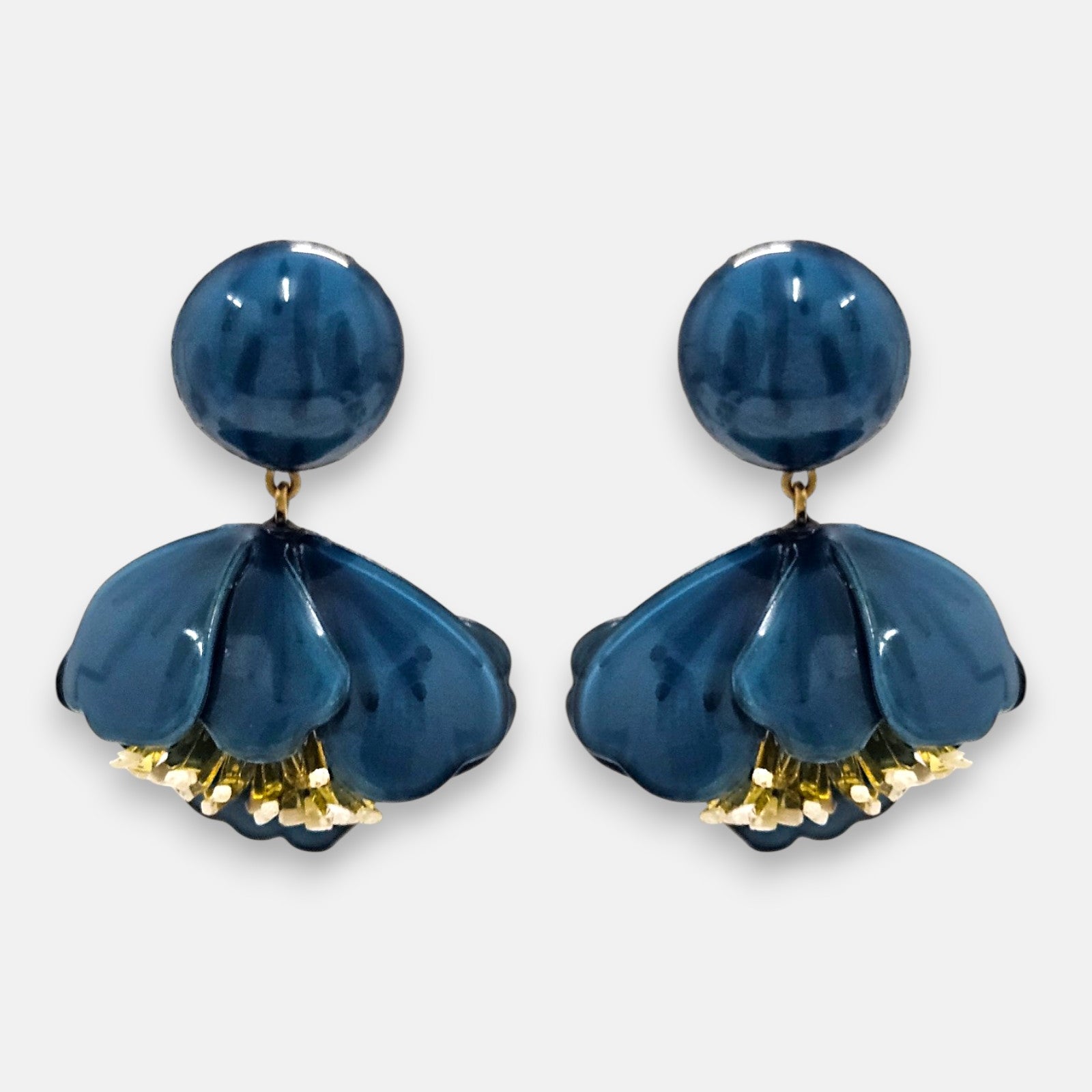 pareja de pendientes colgantes con silueta de flor de tulipán de Ciléa Paris, destacando sus pétalos de resina en color azul petróleo brillante, pistilos inferiores expuestos y un gran botón superior esférico de perno coordinado.