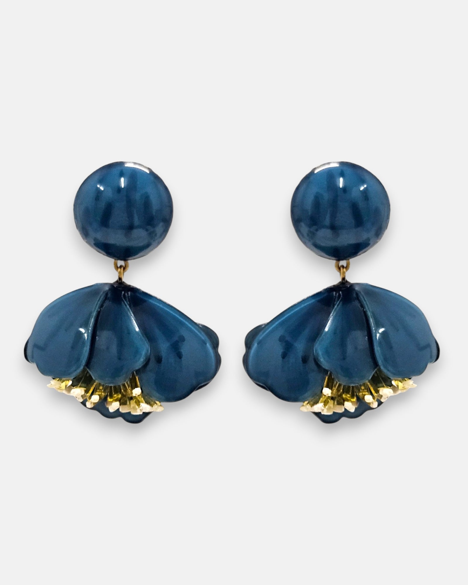 pareja de pendientes colgantes con silueta de flor de tulipán de Ciléa Paris, destacando sus pétalos de resina en color azul petróleo brillante, pistilos inferiores expuestos y un gran botón superior esférico de perno coordinado.