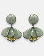 pareja de pendientes colgantes con silueta de flor de tulipán de Ciléa Paris, destacando sus pétalos de resina en color verde salvia brillante, pistilos inferiores expuestos y un gran botón superior esférico de perno coordinado.