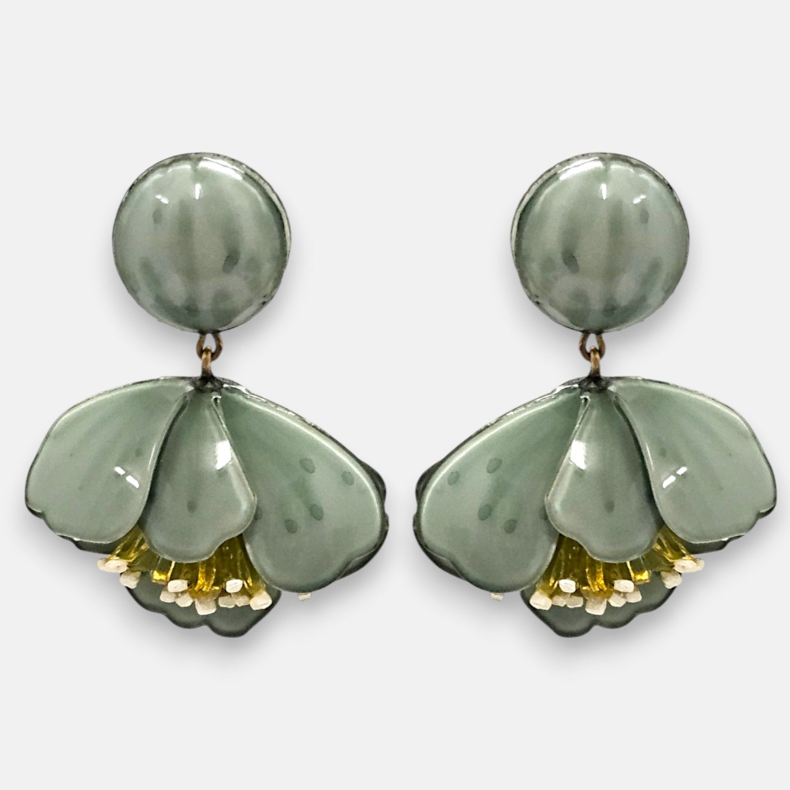 pareja de pendientes colgantes con silueta de flor de tulipán de Ciléa Paris, destacando sus pétalos de resina en color verde salvia brillante, pistilos inferiores expuestos y un gran botón superior esférico de perno coordinado.