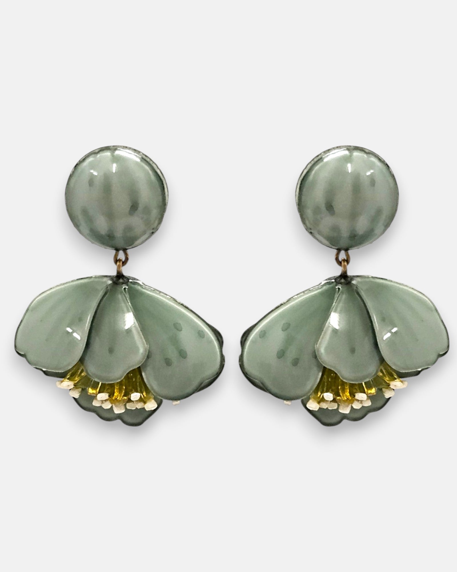 pareja de pendientes colgantes con silueta de flor de tulipán de Ciléa Paris, destacando sus pétalos de resina en color verde salvia brillante, pistilos inferiores expuestos y un gran botón superior esférico de perno coordinado.