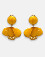 pareja de pendientes colgantes con silueta de flor de tulipán de Ciléa Paris, destacando sus pétalos de resina en color ocre dorado o miel brillante, pistilos inferiores expuestos y un gran botón superior esférico coordinado.