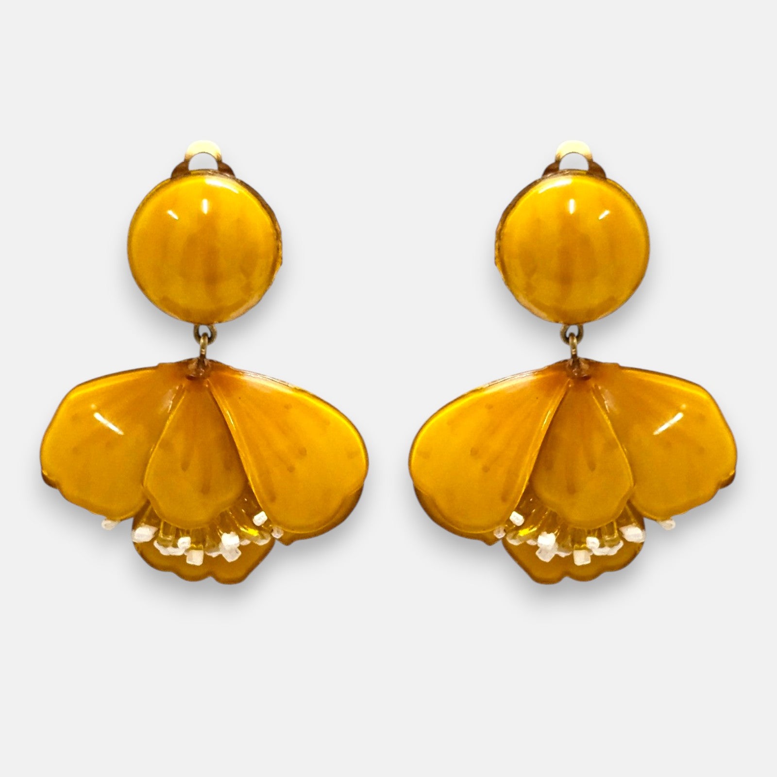 pareja de pendientes colgantes con silueta de flor de tulipán de Ciléa Paris, destacando sus pétalos de resina en color ocre dorado o miel brillante, pistilos inferiores expuestos y un gran botón superior esférico coordinado.