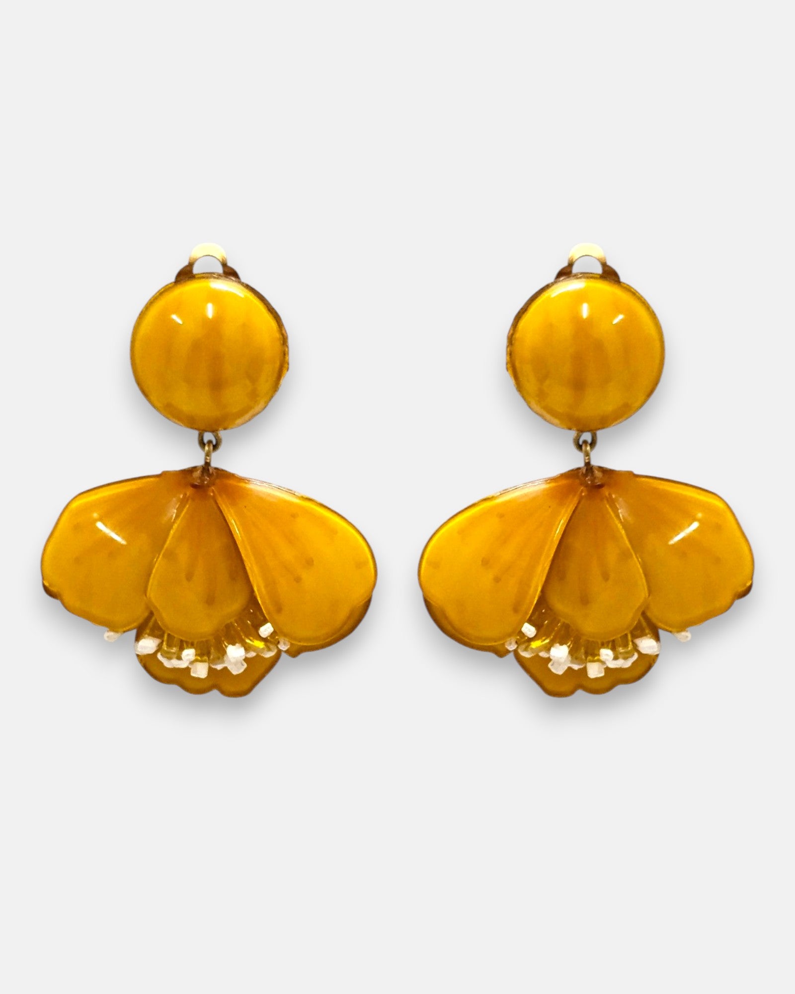 pareja de pendientes colgantes con silueta de flor de tulipán de Ciléa Paris, destacando sus pétalos de resina en color ocre dorado o miel brillante, pistilos inferiores expuestos y un gran botón superior esférico coordinado.