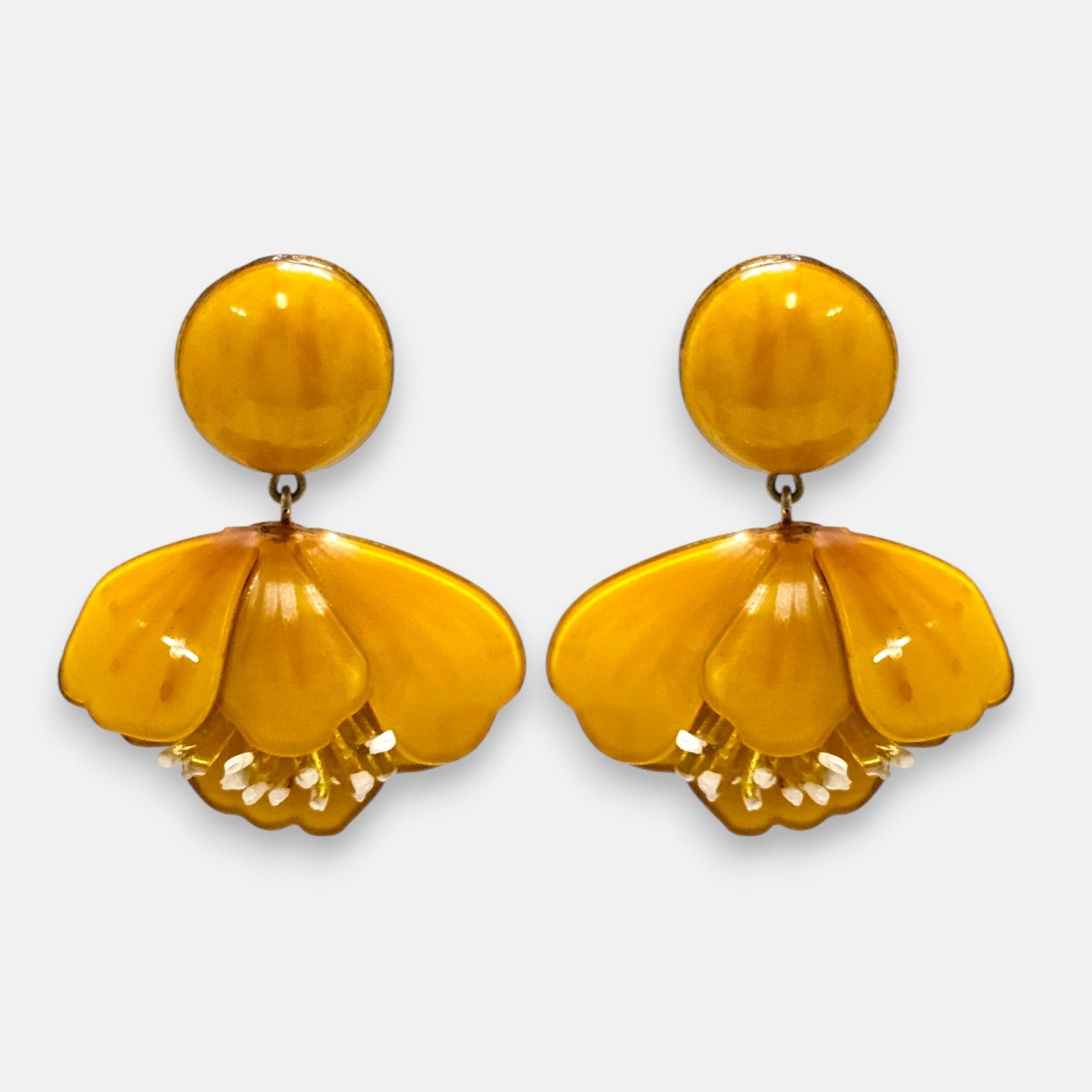 pareja de pendientes colgantes con silueta de flor de tulipán de Ciléa Paris, destacando sus pétalos de resina en color ocre dorado o miel brillante, pistilos inferiores expuestos y un gran botón superior esférico de perno coordinado.