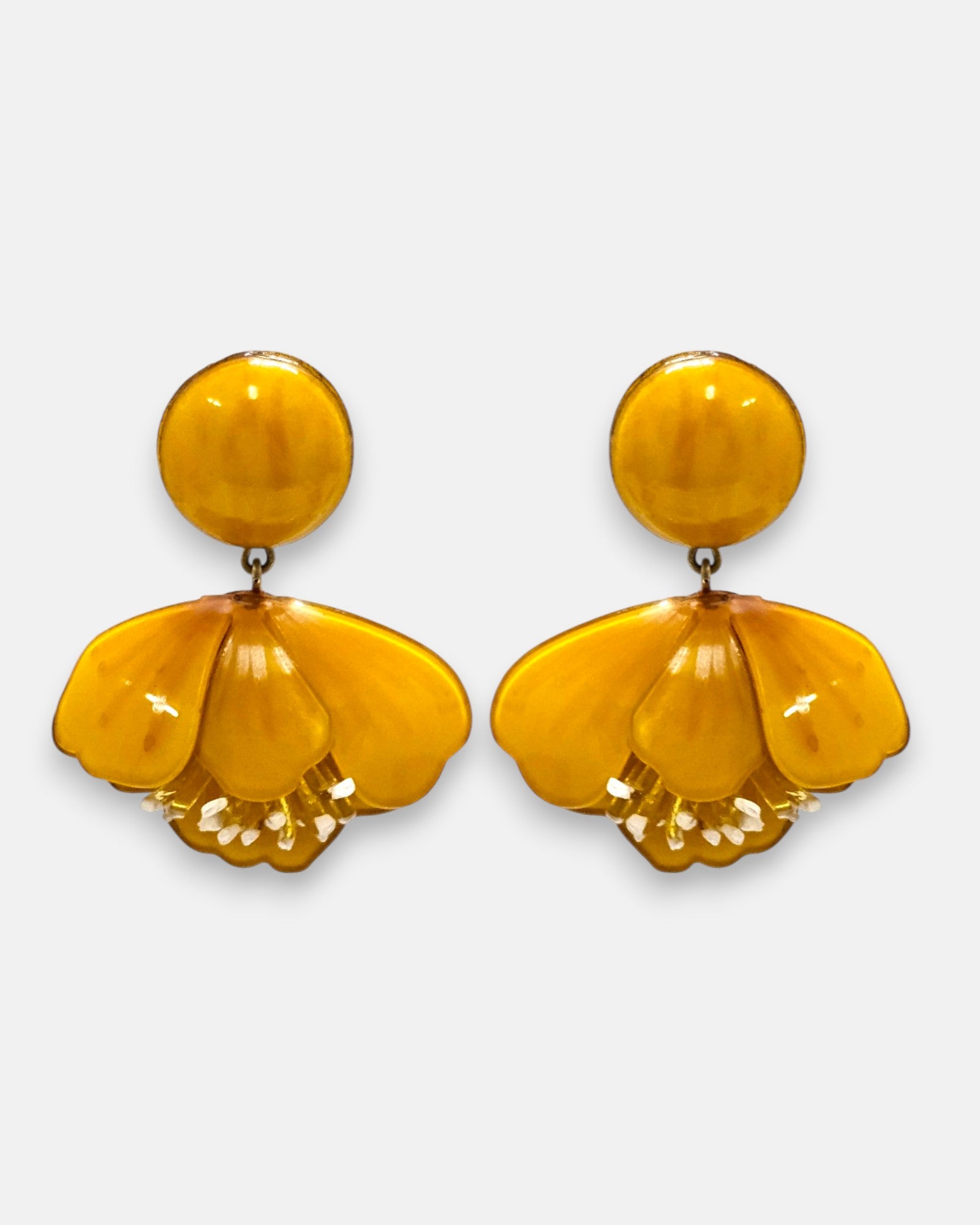 pareja de pendientes colgantes con silueta de flor de tulipán de Ciléa Paris, destacando sus pétalos de resina en color ocre dorado o miel brillante, pistilos inferiores expuestos y un gran botón superior esférico de perno coordinado.