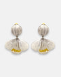 pareja de pendientes colgantes con silueta de flor de tulipán de Ciléa Paris, destacando sus pétalos de resina en color blanco nácar brillante, pistilos amarillos inferiores expuestos y un gran botón superior esférico de pinza coordinado.