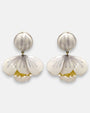 pareja de pendientes colgantes con silueta de flor de tulipán de Ciléa Paris, destacando sus pétalos de resina en color blanco nácar brillante, pistilos amarillos inferiores expuestos y un gran botón superior esférico de perno coordinado.