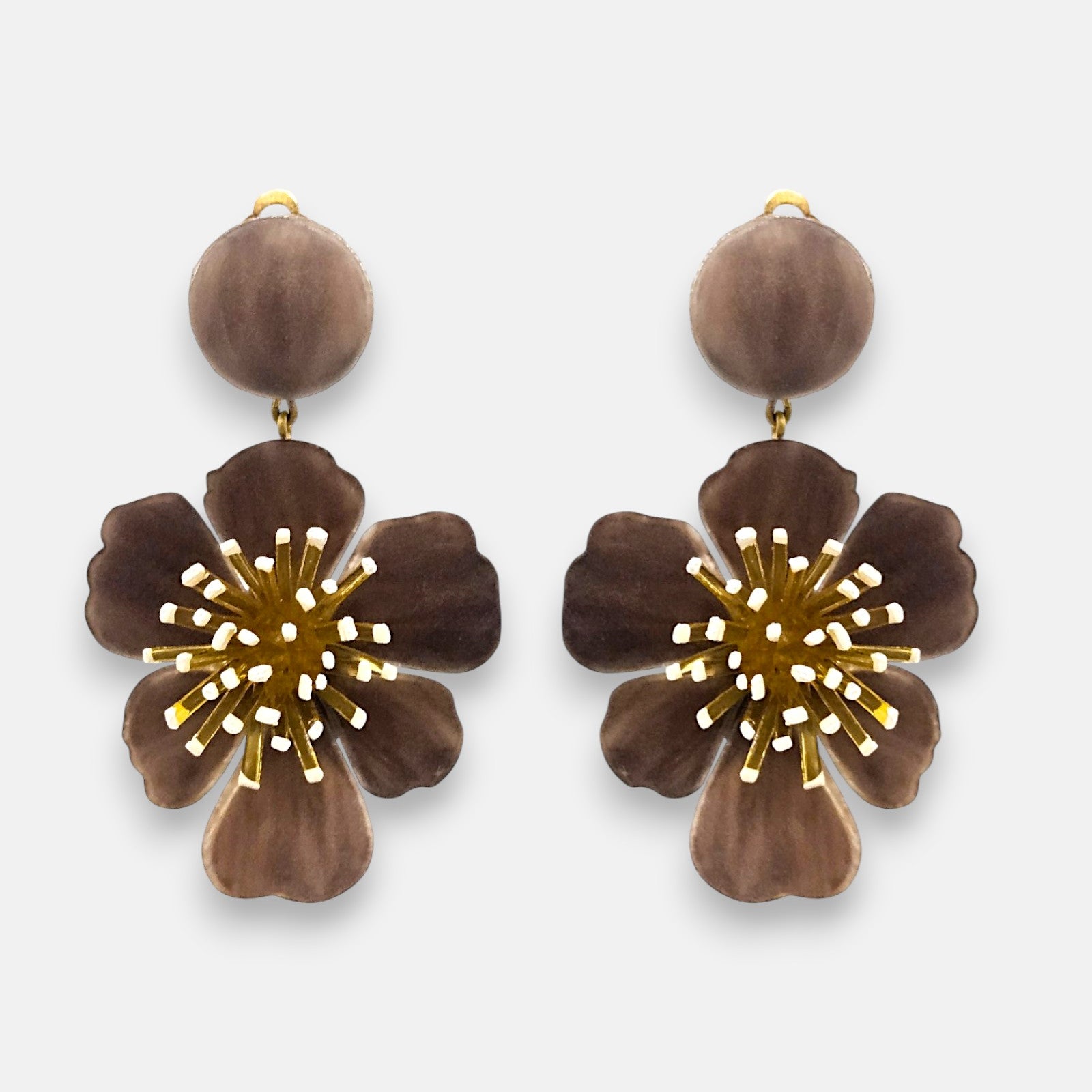 pareja de pendientes colgantes maxi con forma de flor de anémona de Ciléa Paris, destacando sus pétalos de resina en color marrón chocolate, un complejo centro de pistilos dorados con puntas blancas y un botón superior esférico a juego.
