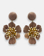 pareja de pendientes colgantes maxi con forma de flor de anémona de Ciléa Paris, destacando sus pétalos de resina en color marrón chocolate, un complejo centro de pistilos dorados con puntas blancas y un botón superior esférico de perno coordinado.
