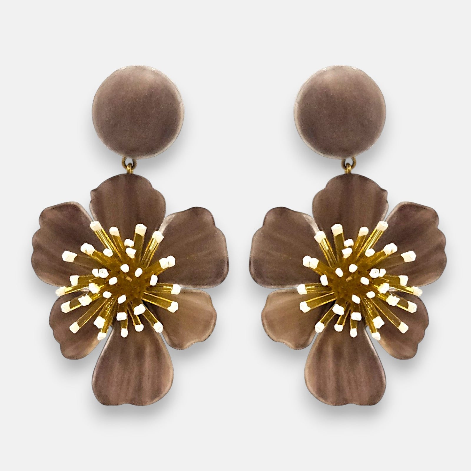 pareja de pendientes colgantes maxi con forma de flor de anémona de Ciléa Paris, destacando sus pétalos de resina en color marrón chocolate, un complejo centro de pistilos dorados con puntas blancas y un botón superior esférico de perno coordinado.