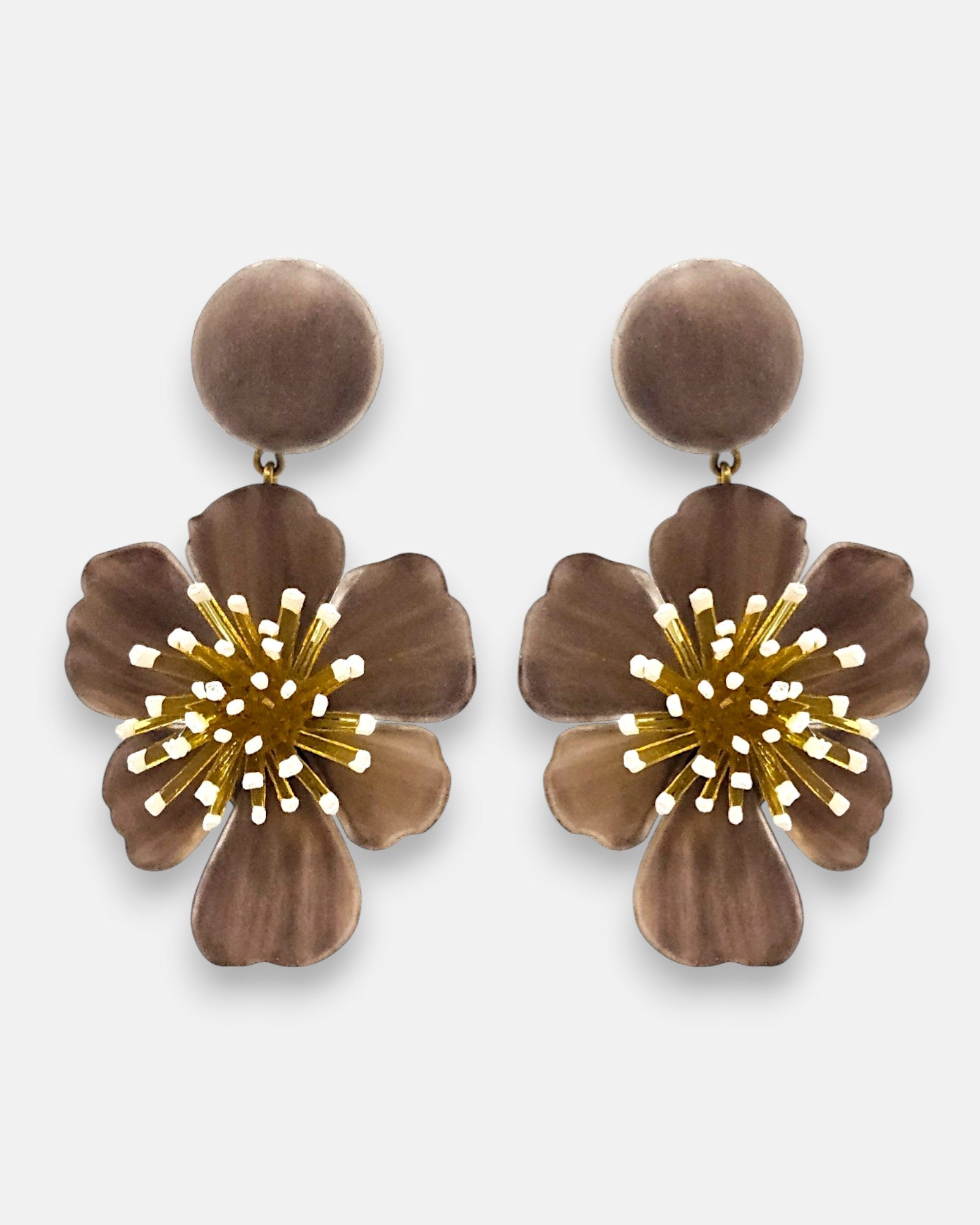 pareja de pendientes colgantes maxi con forma de flor de anémona de Ciléa Paris, destacando sus pétalos de resina en color marrón chocolate, un complejo centro de pistilos dorados con puntas blancas y un botón superior esférico de perno coordinado.