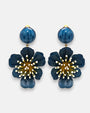 pareja de pendientes colgantes maxi con forma de flor de anémona de Ciléa Paris, destacando sus pétalos de resina en color azul petróleo brillante, un complejo centro de pistilos dorados con puntas blancas y un botón superior esférico a juego.