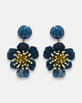 pareja de pendientes colgantes maxi con forma de flor de anémona de Ciléa Paris, destacando sus pétalos de resina en color azul petróleo brillante, un complejo centro de pistilos dorados con puntas blancas y un botón superior esférico de perno coordinado.