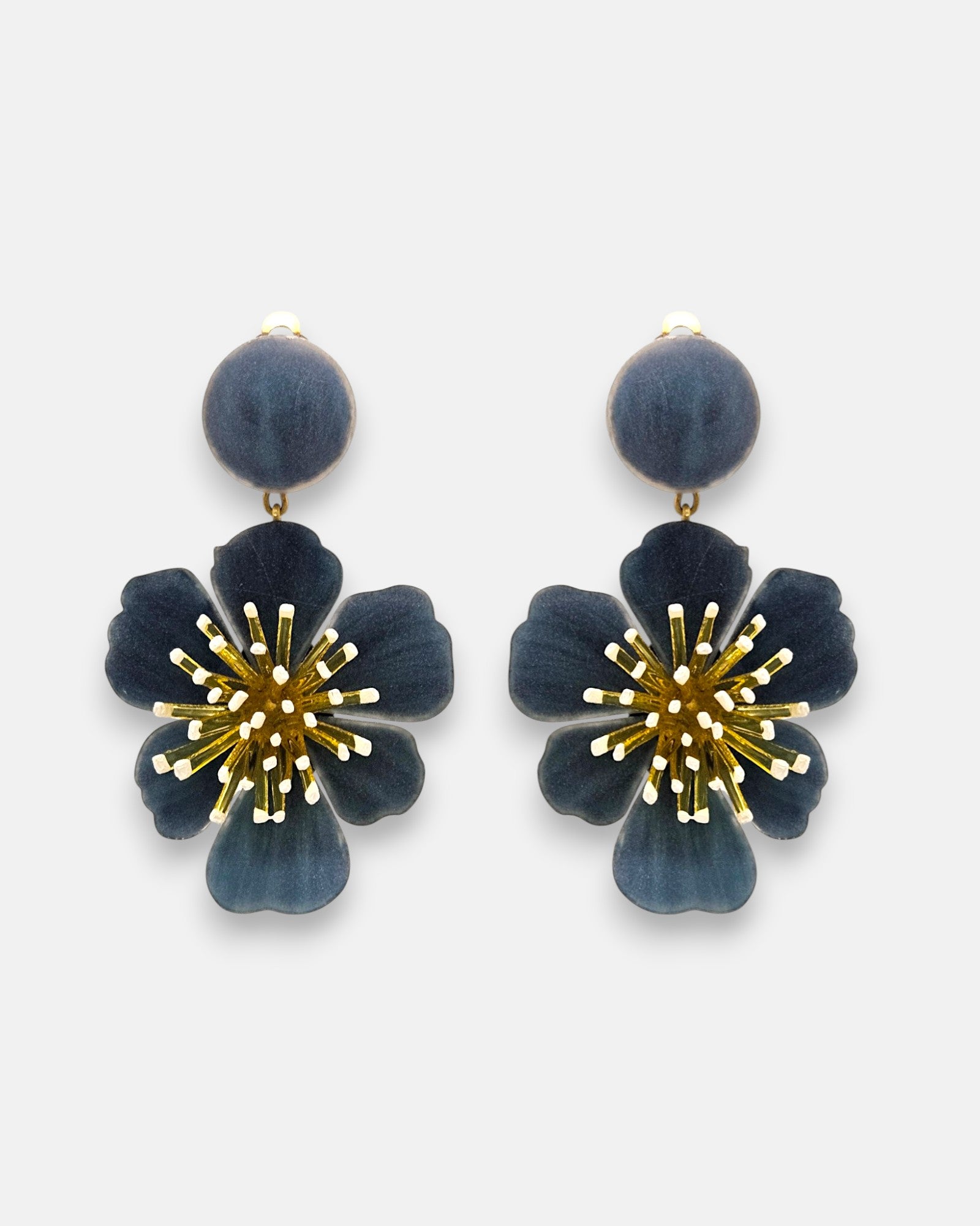 pareja de pendientes colgantes maxi con forma de flor de anémona de Ciléa Paris, destacando sus pétalos de resina en color gris antracita oscuro, un complejo centro de pistilos dorados con puntas blancas y un botón superior esférico a juego.