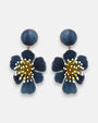 pareja de pendientes colgantes maxi con forma de flor de anémona de Ciléa Paris, destacando sus pétalos de resina en color azul denim o vaquero, un complejo centro de pistilos dorados con puntas blancas y un botón superior esférico de perno coordinado.