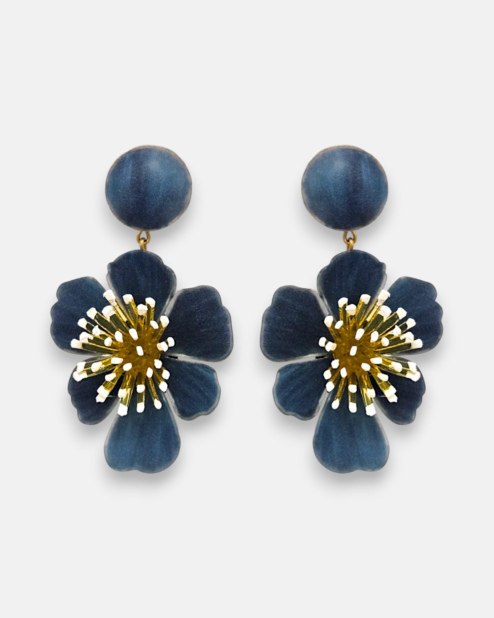 pareja de pendientes colgantes maxi con forma de flor de anémona de Ciléa Paris, destacando sus pétalos de resina en color azul denim o vaquero, un complejo centro de pistilos dorados con puntas blancas y un botón superior esférico de perno coordinado.