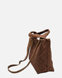 perspectiva lateral el Bolso Tote Intrecciato Cognac de Plinio Visonà con su correa larga de piel extendida.